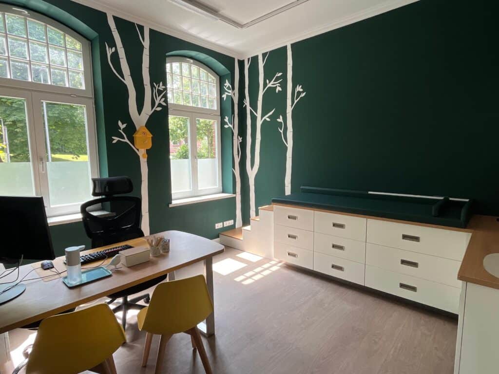 Grüne Wände einer Kinderarztpraxis