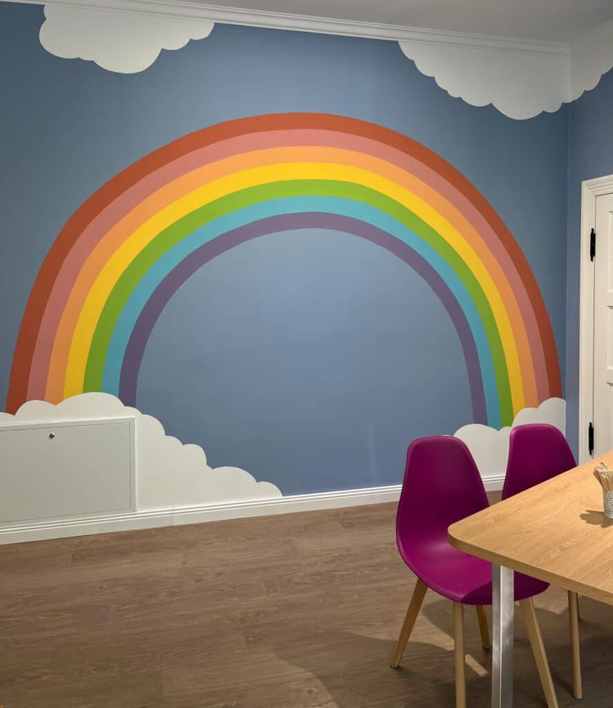 Wand mit einem gemalten Regenbogen